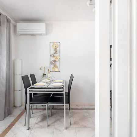 Relax Pool - Free Parking Garage